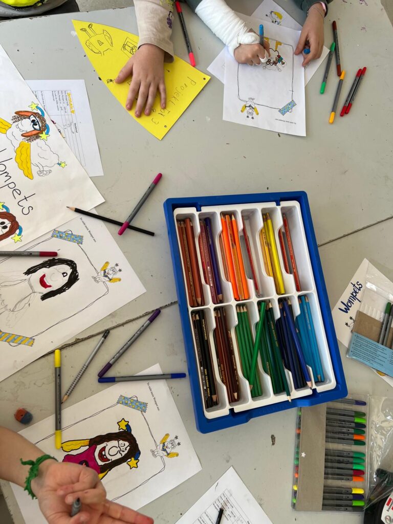 Kinder, die ihre eigenen Wompets erschaffen